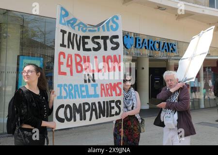 Bristol, Royaume-Uni. 1er juin 2024. Une manifestation pro-Palestine contre Barclays Bank qui investit dans des sociétés d’armement qui fournissent des armes militaires à Israël. Les manifestants veulent que les gens boycottent Barclays jusqu'à ce qu'il mette fin à ses liens financiers avec Israël. Crédit : JMF News/Alamy Live News Banque D'Images