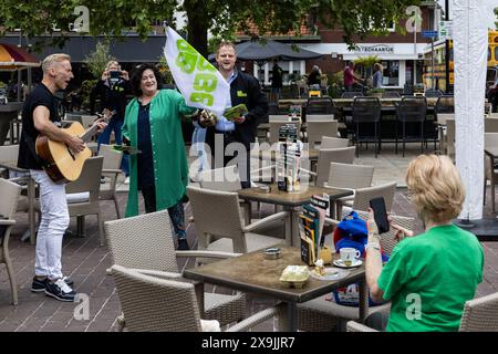 HOLTEN - leader de la liste Sander Smit, Caroline van der Plas de BBB lors d'une réunion sur la place du village à Holten dans le cadre de la campagne en vue des élections européennes. ANP VINCENT JANNINK pays-bas OUT - belgique OUT Banque D'Images