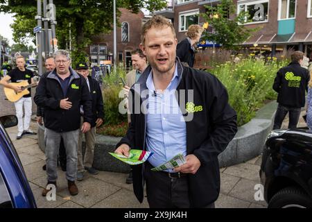 HOLTEN - le chef du parti BBB Sander Smit lors d'une réunion de dépliants sur la place du village à Holten dans le cadre de la campagne à l'approche des élections européennes. ANP VINCENT JANNINK pays-bas OUT - belgique OUT Banque D'Images