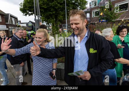 HOLTEN - le leader de la liste Sander Smit et Jessika van Leeuwen de BBB lors d'une réunion sur la place du village à Holten dans le cadre de la campagne en vue des élections européennes. ANP VINCENT JANNINK pays-bas OUT - belgique OUT Banque D'Images