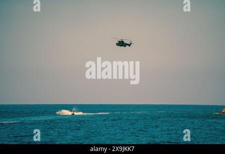 Hélicoptère de recherche et de sauvetage militaire de combat de l'armée de l'air espagnole AS.332 Puma sur le tarmac de la base aérienne de Torrejon volant au-dessus de la mer par temps nuageux Banque D'Images