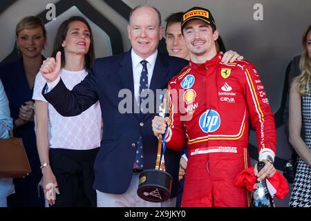 Montecarlo, Monaco. 26 mai 2024. Le Prince Alberto II de Monaco et Charles Leclerc, lors du GP Monaco, formule 1, sur le circuit de Monaco. Crédit : Alessio Morgese/Alessio Morgese/Emage/Alamy Live news Banque D'Images