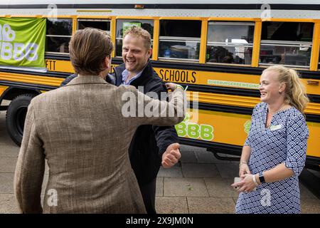 HOLTEN - le chef du parti Sander Smit et Jessika van Leeuwen de BBB rencontrent Malik Azmani VVD, le chef du parti candidat au VVD, lors d'une réunion sur la place du village de Holten dans le cadre de la campagne en vue des élections européennes. ANP VINCENT JANNINK pays-bas OUT - belgique OUT Banque D'Images