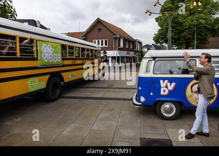 HOLTEN - Malik Azmani, (R) leader du parti candidat VVD, salue le bus de campagne BBB contenant le leader du parti Sander Smit, Caroline van der Plas et Jessika van Leeuwen sur la place du village de Holten dans le cadre de la campagne en vue des élections européennes. ANP VINCENT JANNINK pays-bas OUT - belgique OUT Banque D'Images