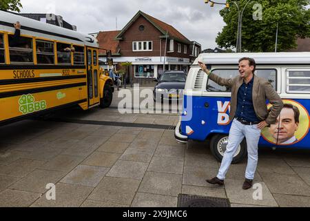 HOLTEN - Malik Azmani, (R) leader du parti candidat VVD, salue le bus de campagne BBB contenant le leader du parti Sander Smit, Caroline van der Plas et Jessika van Leeuwen sur la place du village de Holten dans le cadre de la campagne en vue des élections européennes. ANP VINCENT JANNINK pays-bas OUT - belgique OUT Banque D'Images