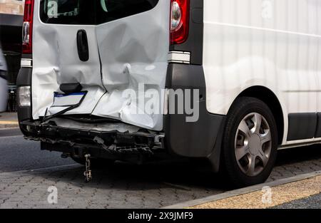 Fourgonnette blanche endommagée après une collision arrière alors que l'autre conducteur n'était pas attentif et n'a pas freiné Banque D'Images