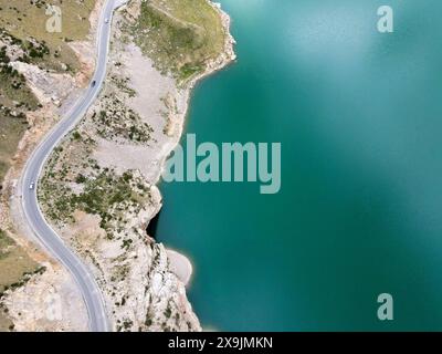 (240601) -- USU, 1er juin 2024 (Xinhua) -- une photo de drone aérien prise le 20 juin 2021 montre des voitures se déplaçant le long de la route de Duku dans la région autonome ouïgur du Xinjiang, au nord-ouest de la Chine. La route de Duku, considérée comme l'une des plus belles routes de Chine, a repris ses activités samedi après une fermeture hivernale annuelle qui commence généralement en octobre. Cette année, la circulation sur l'autoroute de 560 km a repris plus tôt qu'au cours des cinq dernières années. L'autoroute, reliant Dushanzi au nord de la région autonome ouïgur du Xinjiang et la ville de Kuqa au sud, traverse divers paysages, notamment des glaciers, des forêts, Banque D'Images