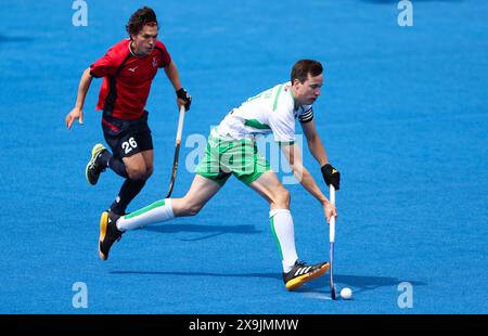 James Gall (à gauche) de Grande-Bretagne se bat pour le ballon contre l'Irlandais Kyle Marshall lors du match de la FIH Hockey Pro League à Lee Valley, Londres. Date de la photo : samedi 1er juin 2024. Banque D'Images