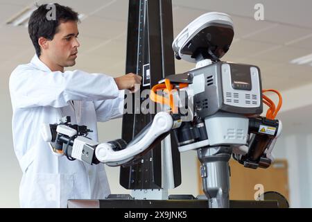 Robot humanoïde HIRO pour les tâches d'assemblage automobile en collaboration avec People Industry, Tecnalia Research & innovation, Technology and Research Centre, Miramon Technological Park, San Sebastian, Donostia, Gipuzkoa, pays basque, Espagne. Banque D'Images