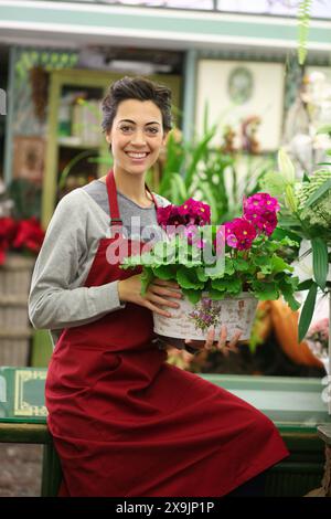 Fleuriste dans magasin de fleurs. Banque D'Images