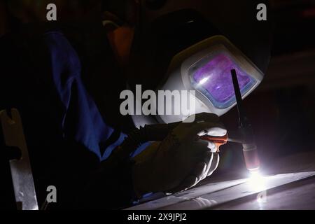 Chercheur avec des équipements de soudage TIG, faire des joints par arc électrique, industrie, Tecnalia recherche & innovation, technologie et Centre de recherche, Miramon Technological Park, San Sebastian, Donostia, Gipuzkoa, pays basque, Espagne. Banque D'Images
