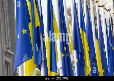 Drapeaux de l'Ukraine et de l'Union européenne sur des mâts de drapeau près du bureau du président de l'Ukraine. Kiev Banque D'Images