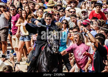 Jeux PLA, galoping cavaliers, festival Sant Joan. Ciutadella. Minorque, Îles Baléares, Espagne. Banque D'Images