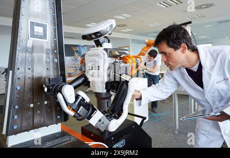 Robot humanoïde HIRO pour les tâches d'assemblage automobile en collaboration avec People Industry, Tecnalia Research & innovation, Technology and Research Centre, Miramon Technological Park, San Sebastian, Donostia, Gipuzkoa, pays basque, Espagne. Banque D'Images