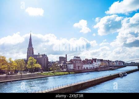 Paysage urbain ensoleillé de Maastricht avec vannes et église historique Banque D'Images