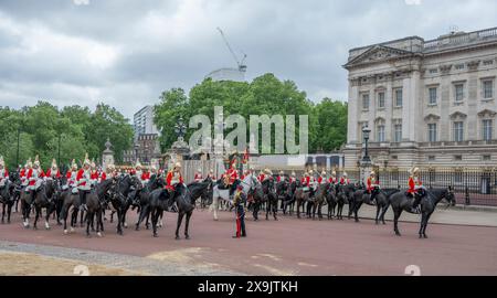 Mémorial de la Reine Victoria, Londres, Royaume-Uni. 1er juin 2024. La revue du Major général sur le Trooping of the Colour pour le défilé d’anniversaire du roi a lieu. Cette répétition est la première de deux revues formelles en uniforme complet des troupes et des chevaux avant de défiler pour la parade officielle d’anniversaire de SM le Roi le 15 juin. Les soldats sont inspectés par le major-général James Bowder OBE. Image : Mounted Household Cavalry s'alignent devant Buckingham Palace alors que la calèche du roi part pour la revue Trooping of the Colour à Horse Guards Parade. Crédit : Malcolm Park/Alamy Live News Banque D'Images