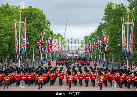 Mémorial de la Reine Victoria, Londres, Royaume-Uni. 1er juin 2024. La revue du Major général sur le Trooping of the Colour pour le défilé d’anniversaire du roi a lieu. Cette répétition est la première de deux revues formelles en uniforme complet des troupes et des chevaux avant de défiler pour la parade officielle d’anniversaire de SM le Roi le 15 juin. Les soldats sont inspectés par le major-général James Bowder OBE, le major-général commandant la division des ménages. Les groupes de gardes massés marchent le long du Mall pour retourner au palais de Buckingham après la revue dans Horse Guards Parade. Crédit : Malcolm Park/Alamy Live News Banque D'Images