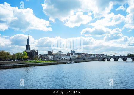 Charmante ville de Maastricht, avec vieille église sur la Meuse Banque D'Images