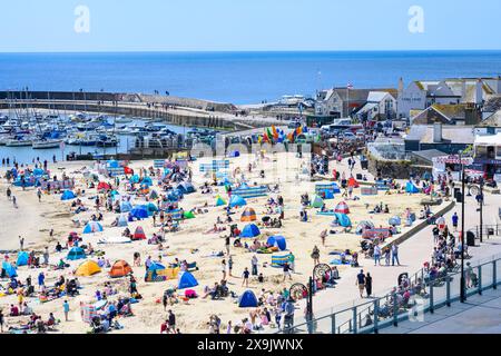 Lyme Regis, Dorset, Royaume-Uni. 1er juin 2024. Météo britannique : les familles, les vacanciers et les bains de soleil affluent à la plage de la station balnéaire de Lyme Regis pour profiter du temps chaud brûlant le premier jour de l'été. Crédit : Celia McMahon/Alamy Live News. Banque D'Images