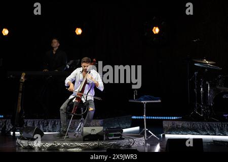 Hauser se produit à Hollywood, en Floride, le 31 mai 2024. La performance est la première performance américaine pour le violoncelliste croate. (Photo de Geoffrey Clowes/Sipa USA) Banque D'Images