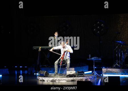 Hauser se produit à Hollywood, en Floride, le 31 mai 2024. La performance est la première performance américaine pour le violoncelliste croate. (Photo de Geoffrey Clowes/Sipa USA) Banque D'Images