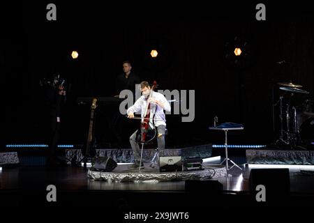 Hauser se produit à Hollywood, en Floride, le 31 mai 2024. La performance est la première performance américaine pour le violoncelliste croate. (Photo de Geoffrey Clowes/Sipa USA) Banque D'Images