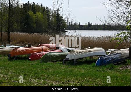 Bateaux renversés sur la rive du lac en Finlande Banque D'Images