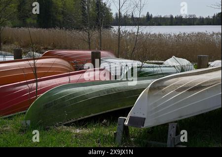 Bateaux renversés sur la rive du lac en Finlande Banque D'Images