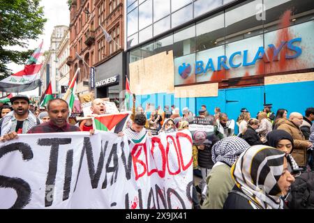 Je suis monté à la banque Barclays sur Market Street Manchester. Manifestation palestinienne dans le centre-ville de Manchester. La manifestation a vu des manifestants passer dans la rue du marché en passant devant une succursale de la Barclays Bank qui a été arraisonnée après que des fenêtres ont été brisées et que le bâtiment était couvert de peinture rouge dans le cadre d'une manifestation contre l'implication des banques dans les investissements en Israël. Manchester, Royaume-Uni photo : Garyroberts/worldwidefeatures.com Banque D'Images