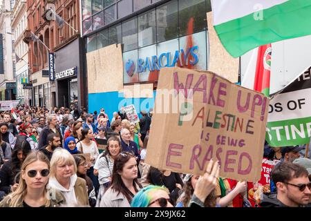 Je suis monté à la banque Barclays sur Market Street Manchester. Manifestation palestinienne dans le centre-ville de Manchester. La manifestation a vu des manifestants passer dans la rue du marché en passant devant une succursale de la Barclays Bank qui a été arraisonnée après que des fenêtres ont été brisées et que le bâtiment était couvert de peinture rouge dans le cadre d'une manifestation contre l'implication des banques dans les investissements en Israël. Manchester, Royaume-Uni photo : Garyroberts/worldwidefeatures.com Banque D'Images