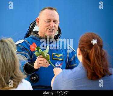 Floride, États-Unis. 01 juin 2024. L'astronaute de la NASA Butch Wilmore remet une rose rouge à un membre de sa famille après avoir quitté le bâtiment des opérations et des caisses du Kennedy Space Center, en Floride, le samedi 1er juin 2024. Wilmore pilotera le vaisseau spatial Boeing Starliner lors de son premier vol avec équipage vers la Station spatiale internationale. Photo de Joe Marino/UPI crédit : UPI/Alamy Live News Banque D'Images