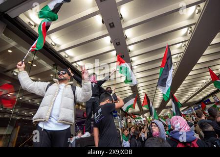 Manifestants palestiniens sur la rue du marché. Manifestation palestinienne dans le centre-ville de Manchester. La manifestation a vu des manifestants passer dans la rue du marché en passant devant une succursale de la Barclays Bank qui a été arraisonnée après que des fenêtres ont été brisées et que le bâtiment était couvert de peinture rouge dans le cadre d'une manifestation contre l'implication des banques dans les investissements en Israël. Manchester, Royaume-Uni photo : Garyroberts/worldwidefeatures.com Banque D'Images