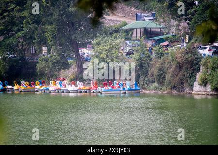 bateaux garés sur le côté du lac bhimtal nainital prêt pour la ruée touristique que l'été augmente Banque D'Images