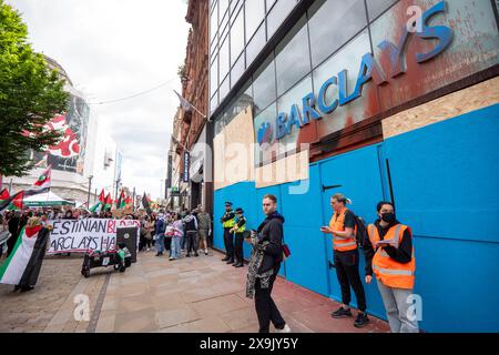 Je suis monté à la banque Barclays sur Market Street Manchester. Manifestation palestinienne dans le centre-ville de Manchester. La manifestation a vu des manifestants passer dans la rue du marché en passant devant une succursale de la Barclays Bank qui a été arraisonnée après que des fenêtres ont été brisées et que le bâtiment était couvert de peinture rouge dans le cadre d'une manifestation contre l'implication des banques dans les investissements en Israël. Manchester, Royaume-Uni photo : Garyroberts/worldwidefeatures.com Banque D'Images