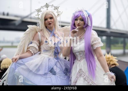 Japan-Tag dans Duesseldorf vom 01.06. - 02.06.24 Cosplayerinnen auf der Reinuferwiese. Foto : Kirchner-Media/TH *** Journée du Japon à Duesseldorf du 01 06 02 06 24 cosplayers sur la Reinuferwiese photo Kirchner Media TH Copyright : Kirchner-Media Banque D'Images