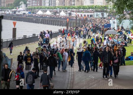 Japan-Tag dans Duesseldorf vom 01.06. -02.06.24 Die Rheinuferpromenade ist Gut besucht. Foto : Kirchner-Media/TH *** Journée du Japon à Duesseldorf du 01 06 02 06 24 la promenade du Rhin est très fréquentée photo Kirchner Media TH Copyright : Kirchner-Media Banque D'Images