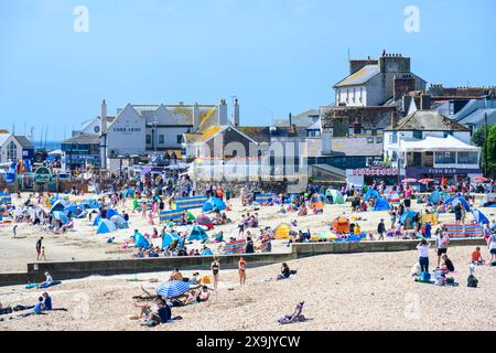 Lyme Regis, Dorset, Royaume-Uni. 1er juin 2024. Météo britannique : les familles, les vacanciers et les bains de soleil affluent à la plage de la station balnéaire de Lyme Regis pour profiter du temps chaud brûlant le premier jour de l'été. Crédit : Celia McMahon/Alamy Live News. Banque D'Images