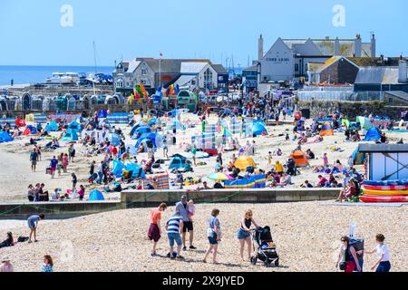 Lyme Regis, Dorset, Royaume-Uni. 1er juin 2024. Météo britannique : les familles, les vacanciers et les bains de soleil affluent à la plage de la station balnéaire de Lyme Regis pour profiter du temps chaud brûlant le premier jour de l'été. Crédit : Celia McMahon/Alamy Live News. Banque D'Images