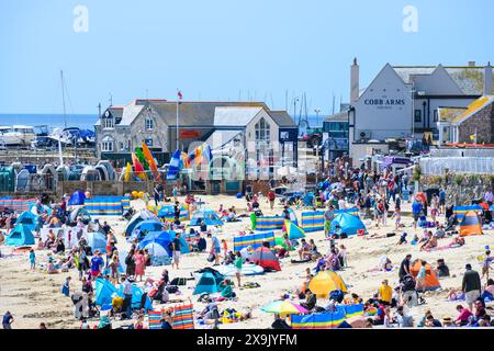 Lyme Regis, Dorset, Royaume-Uni. 1er juin 2024. Météo britannique : les familles, les vacanciers et les bains de soleil affluent à la plage de la station balnéaire de Lyme Regis pour profiter du temps chaud brûlant le premier jour de l'été. Crédit : Celia McMahon/Alamy Live News. Banque D'Images