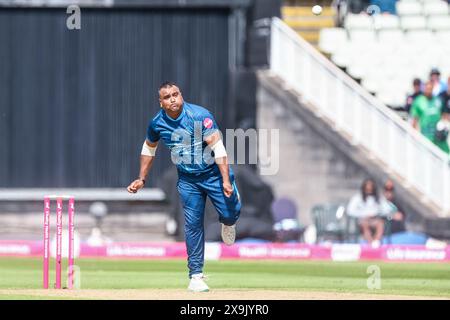 Birmingham, Royaume-Uni. 01 juin 2024. Samit Patel joue au bowling lors du Vitality T20 Blast match opposant les Derbyshire Falcons et les Leicestershire Foxes à Edgbaston Cricket Ground, Birmingham, Angleterre, le 1er juin 2024. Photo de Stuart Leggett. Utilisation éditoriale uniquement, licence requise pour une utilisation commerciale. Aucune utilisation dans les Paris, les jeux ou les publications d'un club/ligue/joueur. Crédit : UK Sports pics Ltd/Alamy Live News Banque D'Images