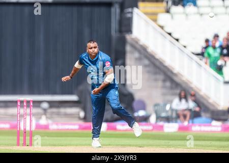 Birmingham, Royaume-Uni. 01 juin 2024. Samit Patel joue au bowling lors du Vitality T20 Blast match opposant les Derbyshire Falcons et les Leicestershire Foxes à Edgbaston Cricket Ground, Birmingham, Angleterre, le 1er juin 2024. Photo de Stuart Leggett. Utilisation éditoriale uniquement, licence requise pour une utilisation commerciale. Aucune utilisation dans les Paris, les jeux ou les publications d'un club/ligue/joueur. Crédit : UK Sports pics Ltd/Alamy Live News Banque D'Images