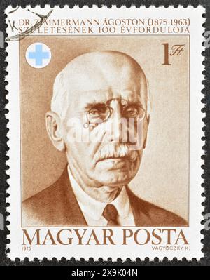 Timbre-poste oblitéré imprimé par la Hongrie, qui montre le portrait de Ágoston Zimmermann (1875-1963) 100ème anniversaire de naissance, vers 1975. Banque D'Images