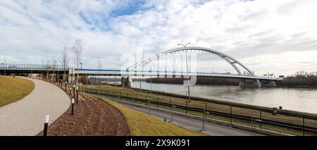 Bratislava, Slovaquie - 14 février 2024 : le pont de l'Arc d'Appolo à Bratislava Banque D'Images