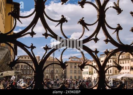 Florence, Italie, 18 septembre 2012 : un aperçu de la Piazza di Santa Croce à travers l'élégance du fer forgé Banque D'Images