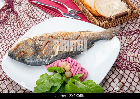 Dorade grillée, orata, poisson dorado servi sur une assiette avec rôti. Poisson Dorada grillé, dorade avec ajout d'épices, d'herbes et de citron sur t Banque D'Images