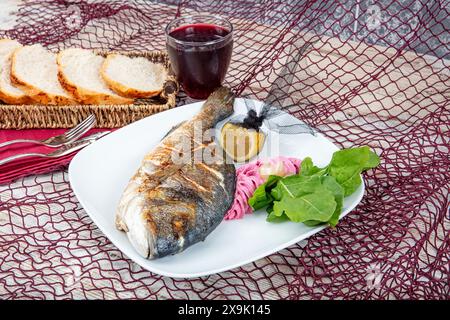 Dorade grillée, orata, poisson dorado servi sur une assiette avec rôti. Poisson Dorada grillé, dorade avec ajout d'épices, d'herbes et de citron sur t Banque D'Images