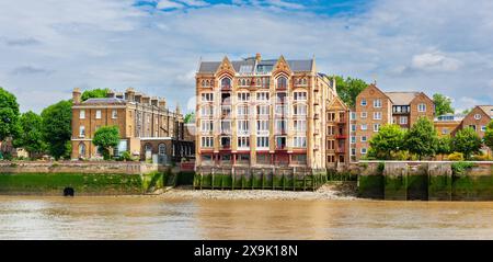 Londres, Royaume-Uni - 2 juillet 2010 : Oliver's Wharf. Ancien entrepôt converti en appartements de luxe sur la rive nord de la Tamise, Wapping, Londres. Banque D'Images