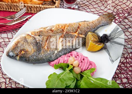 Dorade grillée, orata, poisson dorado servi sur une assiette avec rôti. Poisson Dorada grillé, dorade avec ajout d'épices, d'herbes et de citron sur t Banque D'Images