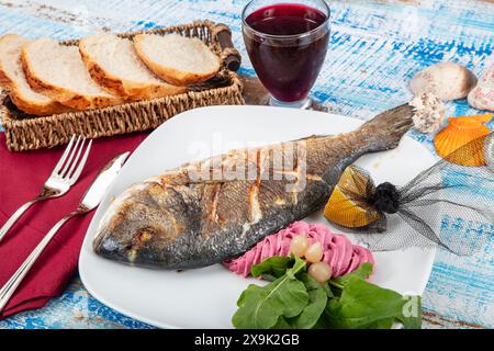 Dorade grillée, orata, poisson dorado servi sur une assiette avec rôti. Poisson Dorada grillé, dorade avec ajout d'épices, d'herbes et de citron sur t Banque D'Images