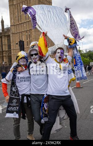 Londres, Royaume-Uni, 1er juin 2024. Les fans de football du Real Madrid posent pour des photos sur le Westminster Bridge Londres avant la finale de la Ligue des Champions. Crédit : James Willoughby/Alamy Live News Banque D'Images